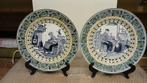 2 oude bordjes met staander-doormeter 24 cm, Antiek en Kunst, Ophalen