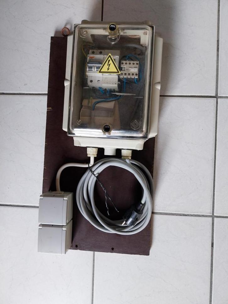 Kerstverlichting Spatwaterdichte stuurkastje met digiklok., Huis en Inrichting, Overige Huis en Inrichting, Zo goed als nieuw