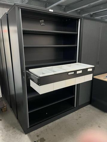 Roldeurkast 196x120x45cm incl. 5 legborden 5 metalen bakken beschikbaar voor biedingen