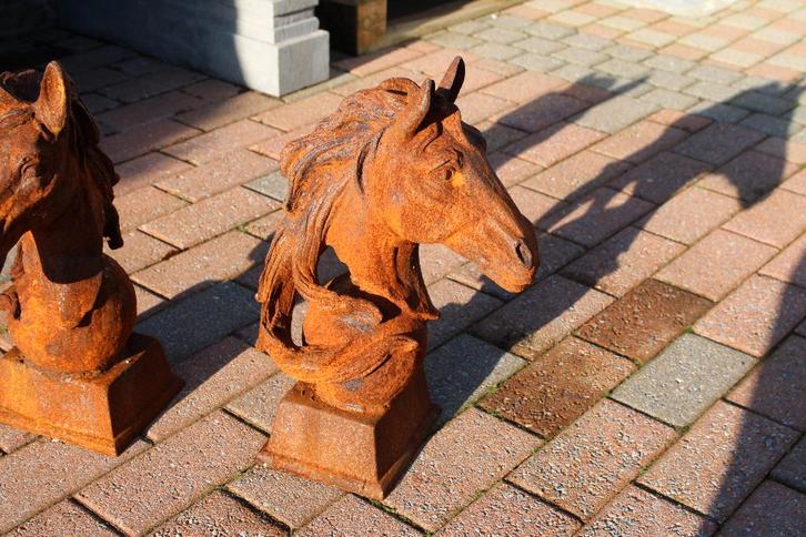 statue tête de cheval sur boule en fonte ., Jardin & Terrasse, Décoration murale de jardin, Neuf, Enlèvement ou Envoi