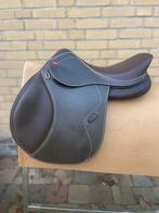 Nieuwstaat John Whitaker springzadel 16,5(gratis passervice), Dieren en Toebehoren, Verzenden, Zo goed als nieuw