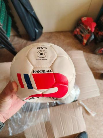 Handballen beschikbaar voor biedingen