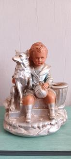 Statue antique d'un garçon avec un ballon et un chien., Antiquités & Art, Antiquités | Accessoires de maison, Enlèvement ou Envoi