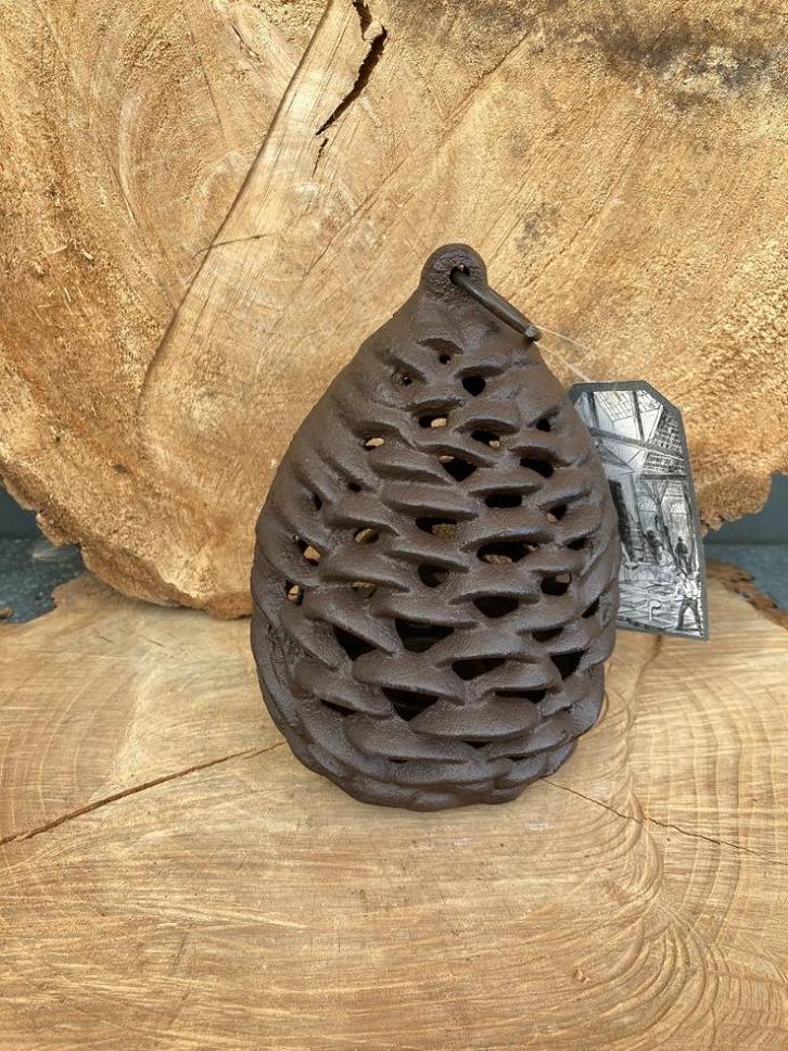 GIETIJZEREN LANTAARN DENNENAPPEL GROOT NIEUW, Tuin en Terras, Tuinwanddecoratie, Nieuw, Ophalen of Verzenden