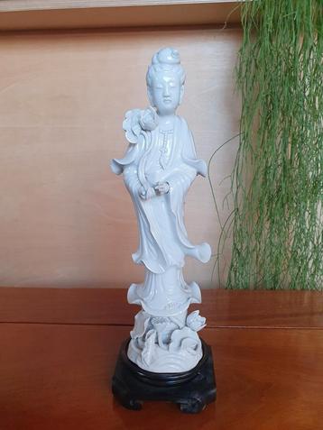 Belle statue en porcelaine de chine  disponible aux enchères