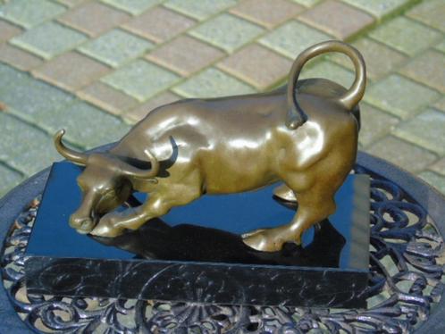 bronzen beeld van een stier op een gesigneerde marmeren sokk, Antiek en Kunst, Antiek | Brons en Koper, Brons, Ophalen