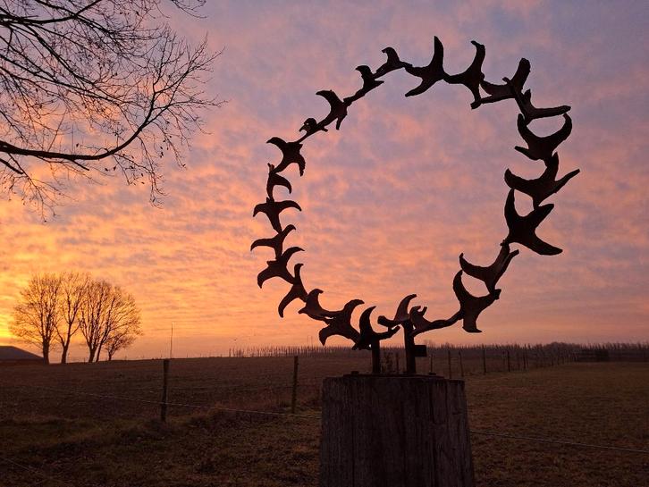 No nonsense sculpturen op stoere sokkels, Tuin en Terras, Tuinbeelden, Nieuw, Abstract beeld, Metaal, Ophalen of Verzenden