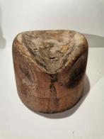 Forme à chapeaux en bois, Envoi