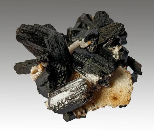 **TOP** TOERMALIJN op ORTHOKLAAS uit Namibië, Verzamelen, Mineralen en Fossielen, Mineraal, Ophalen of Verzenden