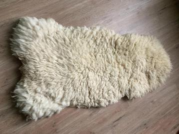 Belles peaux de mouton et petits coussins peau de lapin beschikbaar voor biedingen