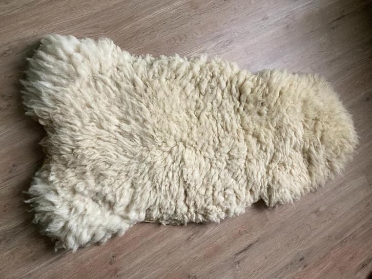 Belles peaux de mouton et petits coussins peau de lapin, Huis en Inrichting, Woonaccessoires | Plaids en Woondekens, Gebruikt