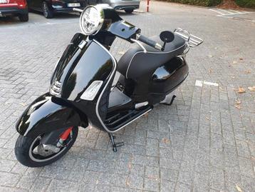 Vespa , amper mee gereden , als nieuw !  beschikbaar voor biedingen