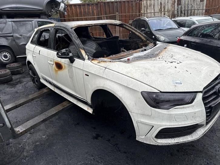 SPATBORD RECHTS VOOR A3 Sportback (8VA / 8VF) (8V0821106L), Auto-onderdelen, Carrosserie, Spatbord, Audi, Voor, Rechts, Gebruikt