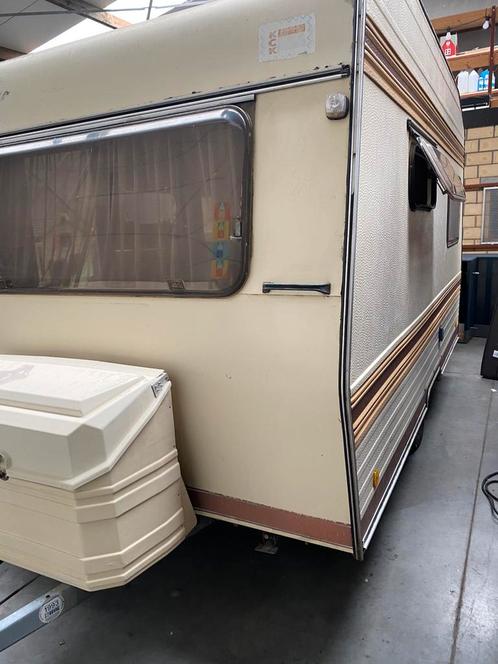 Caravan met voortent leeggewicht 650kg, Caravans en Kamperen, Caravans, Particulier, Koelkast, Ophalen