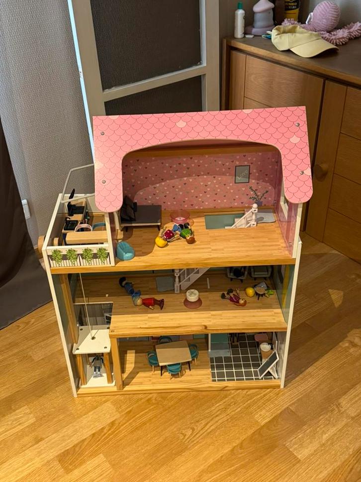 Houten poppenhuis met meubels & poppetjes – compleet, Kinderen en Baby's, Speelgoed | Poppenhuizen, Zo goed als nieuw, Poppenhuis