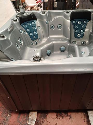 Jacuzzi gratis geleverd geplaatst  beschikbaar voor biedingen