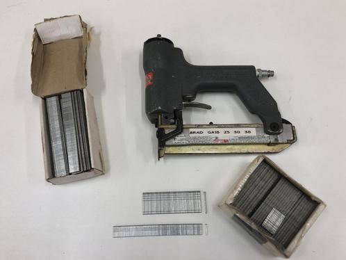 Senco brad tacker voor spijkers tot 38 mm 75 euro met spijke, Doe-het-zelf en Bouw, Gereedschap | Handgereedschap, Gebruikt, Verzenden