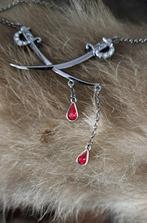 ketting Swarovski gekruiste kristallen ingelegde zwaarden, Verzamelen, Ophalen, Zo goed als nieuw, Sieraad of Horloge
