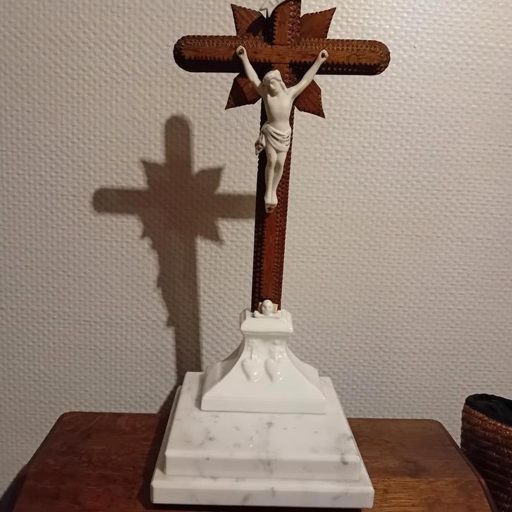 Porseleinen kruisbeelden op marmer voet, Antiek en Kunst, Antiek | Religieuze voorwerpen, Ophalen of Verzenden