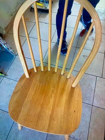 Tanle de cuisine avec 4 chaises beschikbaar voor biedingen