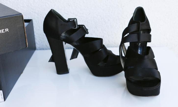 Prachtige open schoenen van Rodolphe Menudier 38.5, Kleding | Dames, Schoenen, Zo goed als nieuw, Schoenen met hoge hakken, Zwart