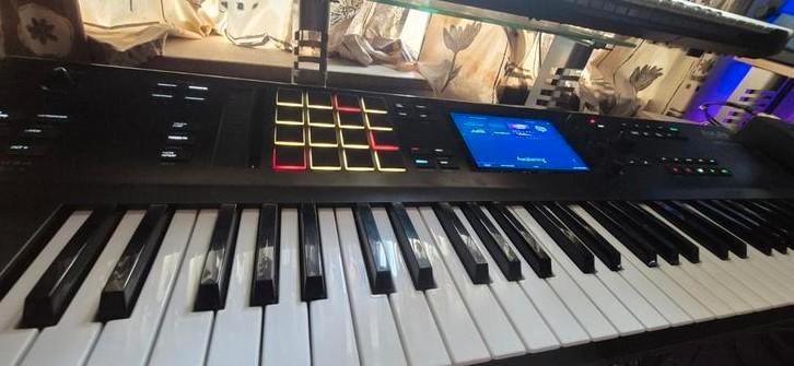 Akai MpC 61 (te ruil/tekoop) updated info, Muziek en Instrumenten, Synthesizers, Zo goed als nieuw, Ophalen