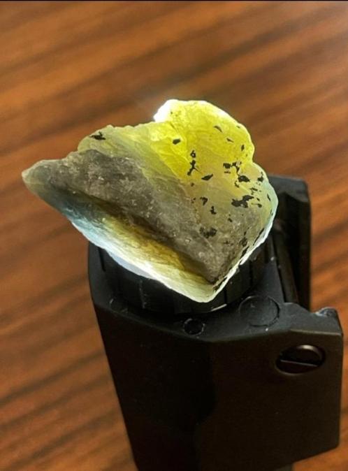 Natuurlijke Ruwe Zeldzame Tweekleurige Saffier, Handtassen en Accessoires, Edelstenen, Nieuw, Ophalen