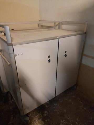 Dienbladwagens beschikbaar voor biedingen