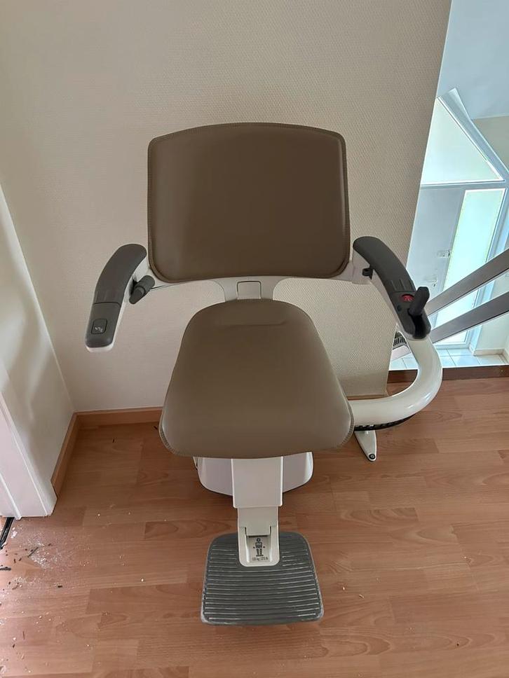 Monte-escalier courbé Thyssenkrupp S200 + 2 télécommandes, Divers, Monte-escaliers, Comme neuf, Escalier tournant, Enlèvement