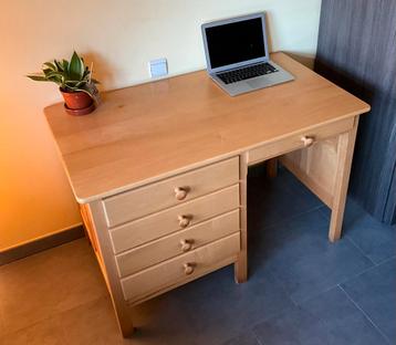 Bureau in goede staat beschikbaar voor biedingen