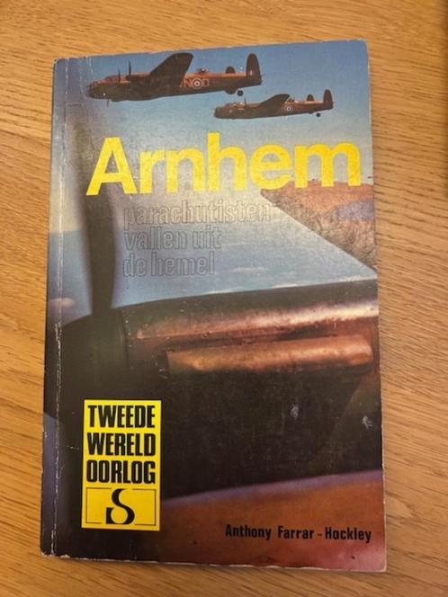 Arnhem : parachutisten vallen uit de hemel  boek WO, Boeken, Oorlog en Militair, Gelezen, Tweede Wereldoorlog, Ophalen of Verzenden