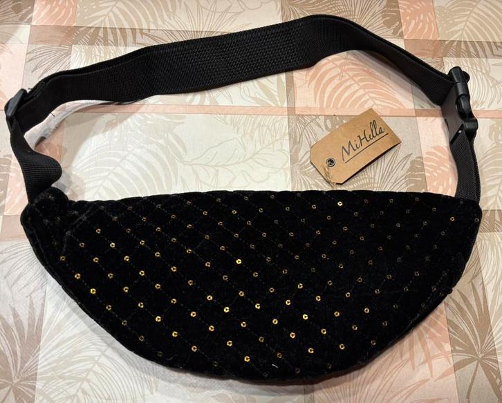 Nieuw zwart fluwelen heuptasje met pailletjes., Handtassen en Accessoires, Tassen | Damestassen, Zo goed als nieuw, Zwart, Ophalen of Verzenden