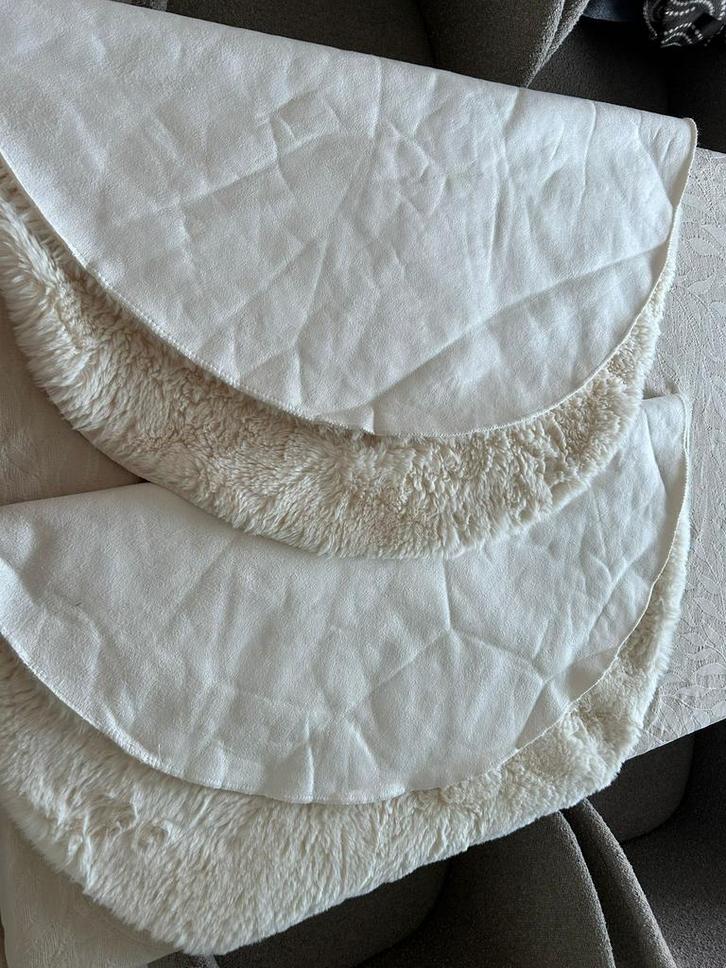 2 ronde, gebroken witte tapijten van imitatiebont - 90cm, Huis en Inrichting, Stoffering | Tapijten en Vloerkleden, Zo goed als nieuw