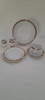 Ontbijtservies, wit met een bewerkte goud met blauwe rand., Ophalen, Nieuw, Porselein, Compleet servies