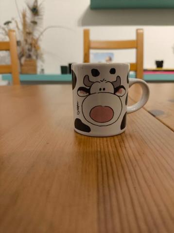 melktas met kop van een koe beschikbaar voor biedingen