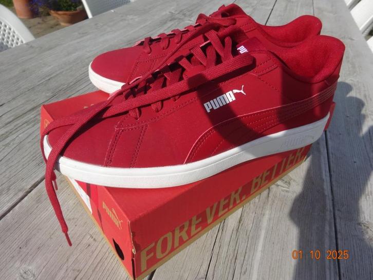 Nieuwe rode sneakers PUMA, Kleding | Heren, Schoenen, Nieuw, Sneakers, Overige kleuren, Ophalen of Verzenden