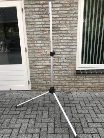 Te koop makkelijke verstelbaar en uitschuifbare standaard. beschikbaar voor biedingen