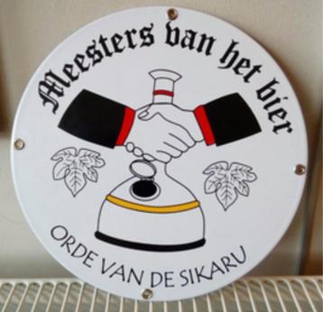 Gezocht! Orde van de Sikaru, Nederlandstalig emaille bordje beschikbaar voor biedingen