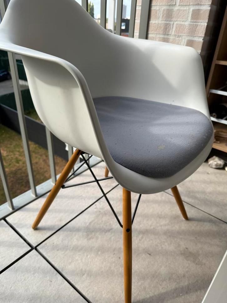 Eames-style chair, Huis en Inrichting, Stoelen, Zo goed als nieuw, Ophalen