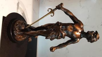 Jonge soldaat met zwaard beschikbaar voor biedingen