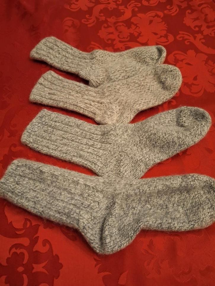 2 paires de chaussettes en pure laine tricotée à la main P39, Enfants & Bébés, Vêtements enfant | Chaussures & Chaussettes, Comme neuf