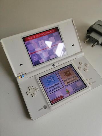 Nintendo DSi blanche avec chargeur 