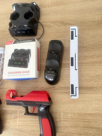 PS4 charging docks, cooling fan, pistool controllers beschikbaar voor biedingen