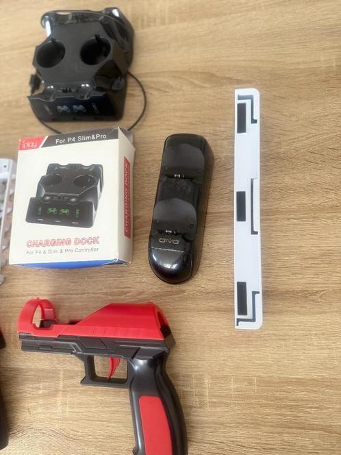 PS4 charging docks, cooling fan, pistool controllers, Games en Spelcomputers, Games | Sony PlayStation 4, Zo goed als nieuw, Ophalen of Verzenden