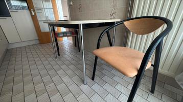 uitschuifbare vintage keukentafel met 2 stoelen beschikbaar voor biedingen