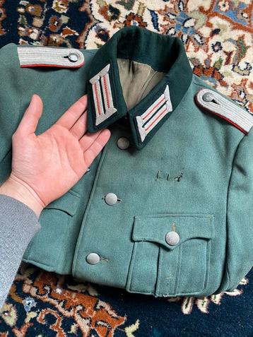 Uniforme d'officier d'artillerie vareuse disponible aux enchères