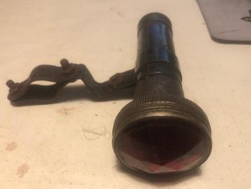 Antieke reflector, gereedschap en broekklemmen beschikbaar voor biedingen
