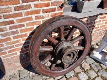 oud karrewiel beschikbaar voor biedingen