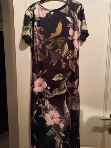 Leuk kleedje met bloemenmotief beschikbaar voor biedingen