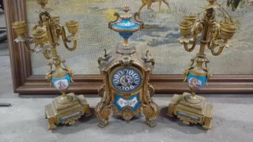 Bronzen garnituur en sevres porselein   beschikbaar voor biedingen